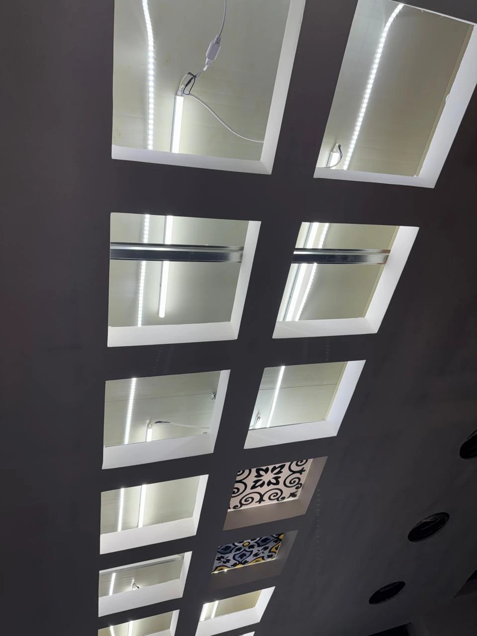 سقف جبسي بمربعات أثناء تركيب شرائط إضاءة LED